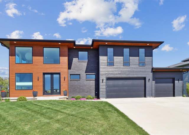 Property at 989 65th St, West Des Moines, IA 50266, 4 beds, 3.5 baths