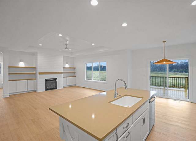 Property at 1772 Highland Cir SW, Altoona, IA 50009, 5 beds, 4 baths
