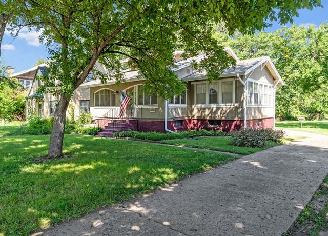 Property at 1001 42nd St, Des Moines, IA 50311, 3 beds, 1 bath