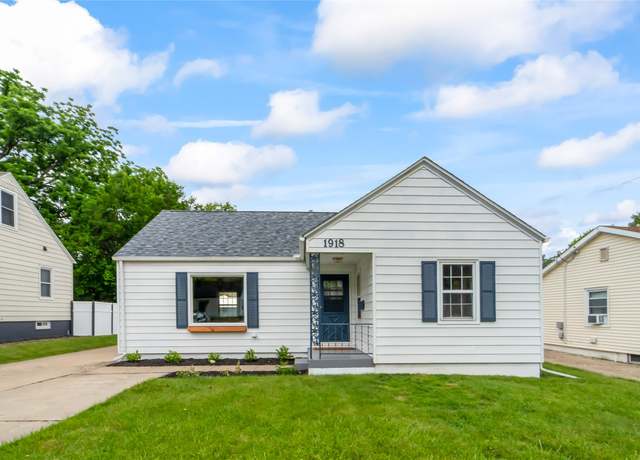 Property at 1918 55th St, Des Moines, IA 50310, 3 beds, 1.5 baths