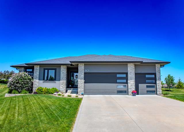 Property at 801 S Balsam St, West Des Moines, IA 50266, 4 beds, 3 baths