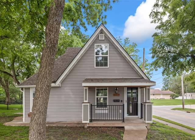 Property at 402 S 11th St, Adel, IA 50003, 3 beds, 2 baths