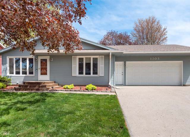 Property at 1705 W Grandview Dr, Knoxville, IA 50138, 4 beds, 2.5 baths