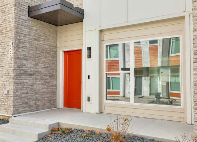 Property at 439 SW 12th St, Des Moines, IA 50309, 3 beds, 2.5 baths
