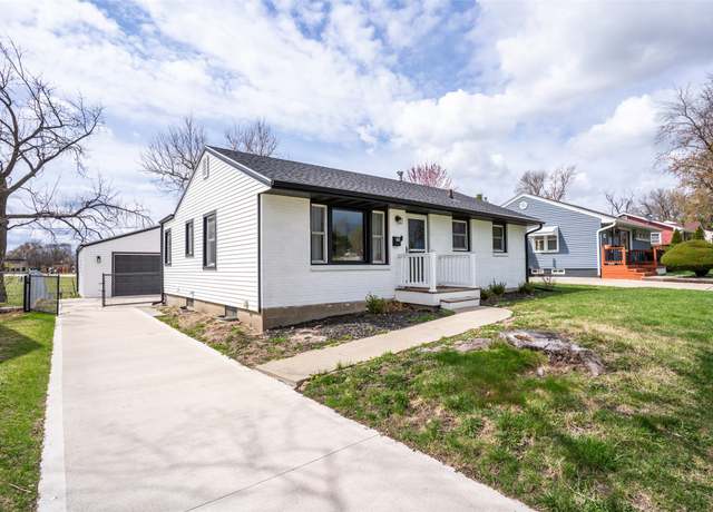 Property at 832 19th St, West Des Moines, IA 50265, 3 beds, 2 baths