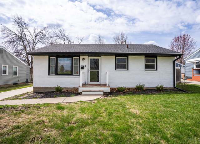 Property at 832 19th St, West Des Moines, IA 50265, 3 beds, 2 baths