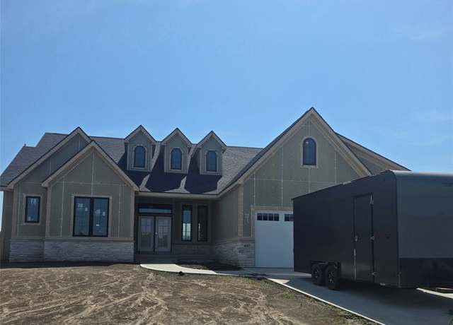 Property at 4617 Centennial Blvd, Urbandale, IA 50323, 5 beds, 4 baths