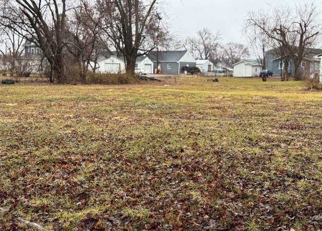 Property at 720 N 9th Ave E, Newton, IA 50208