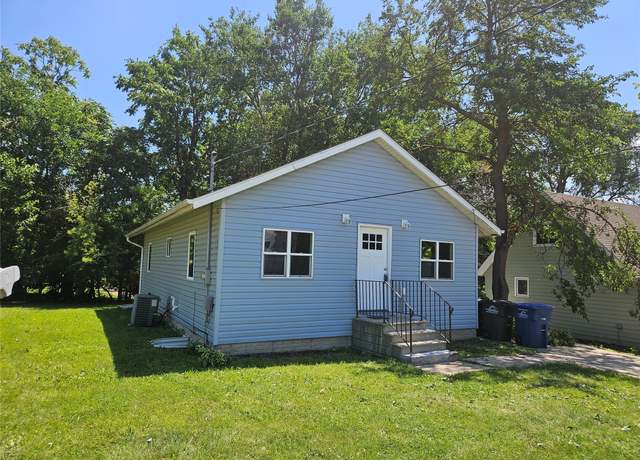 Property at 935 23rd St, Des Moines, IA 50312, 4 beds, 2 baths