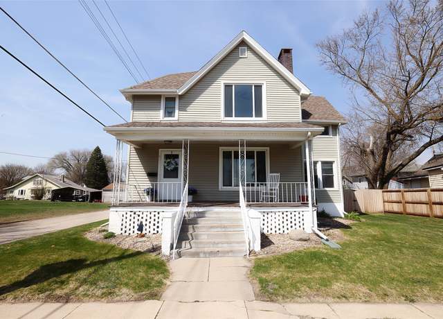 Property at 921 13th St, Boone, IA 50036, 4 beds, 2 baths