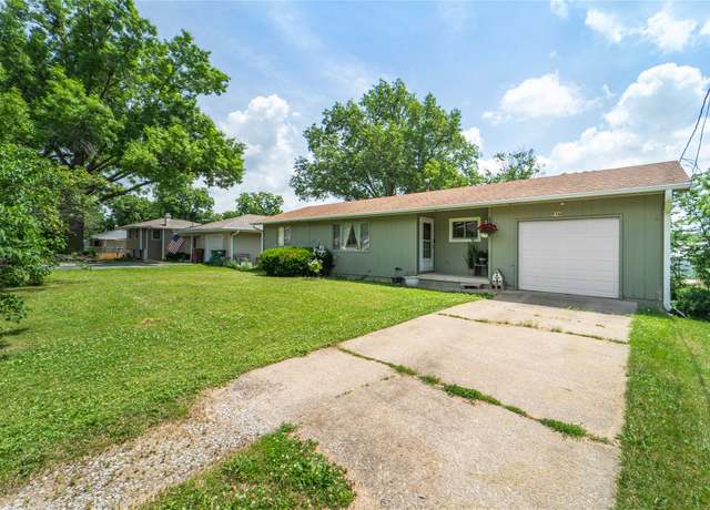 Property at 516 Walnut St, De Soto, IA 50069, 3 beds, 2 baths
