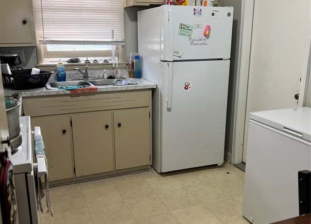 Property at 1304 Wall Ave, Des Moines, IA 50315, 4 beds, 2 baths