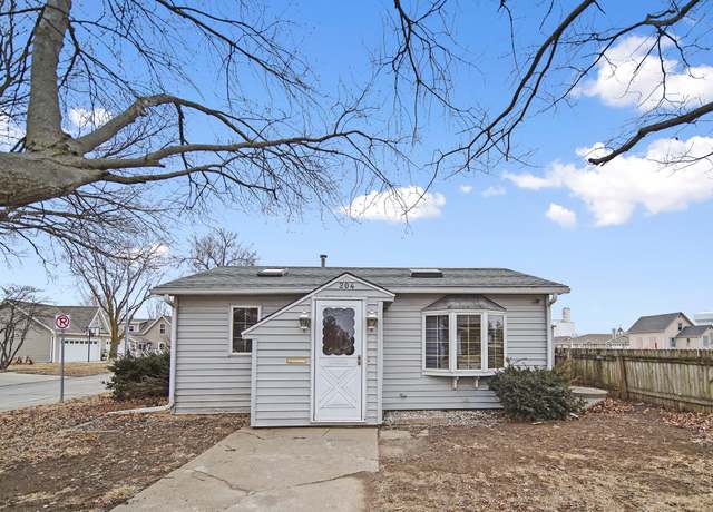 Property at 204 E 3rd St, Pella, IA 50219, 1 bed, 1 bath