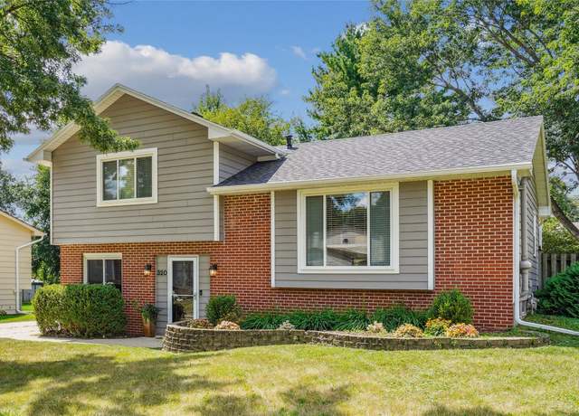 Property at 320 33rd St, West Des Moines, IA 50265, 4 beds, 2 baths