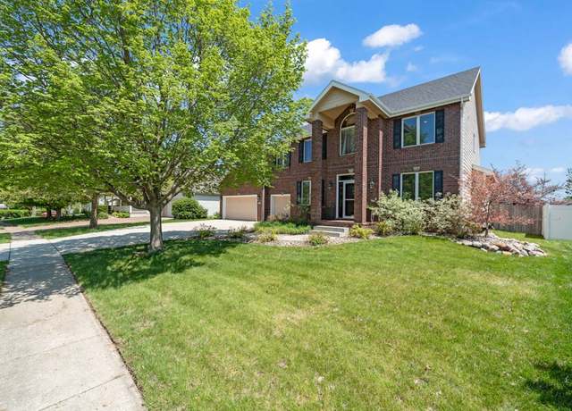 Property at 947 11th Ave SE, Altoona, IA 50009, 5 beds, 2.5 baths