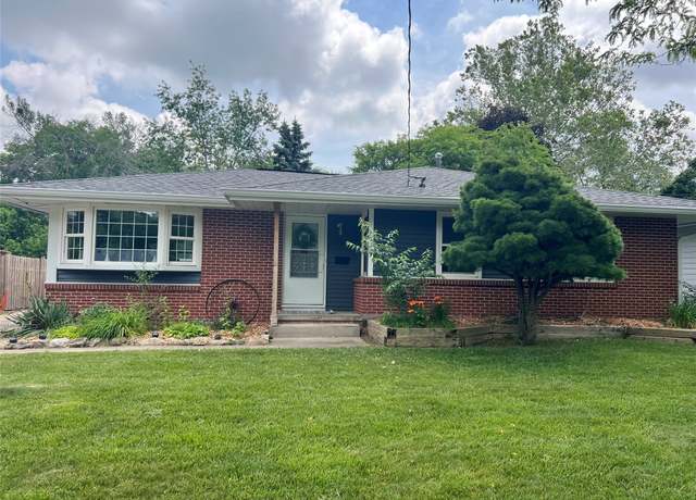 Property at 4301 43rd St, Des Moines, IA 50310, 3 beds, 1.5 baths