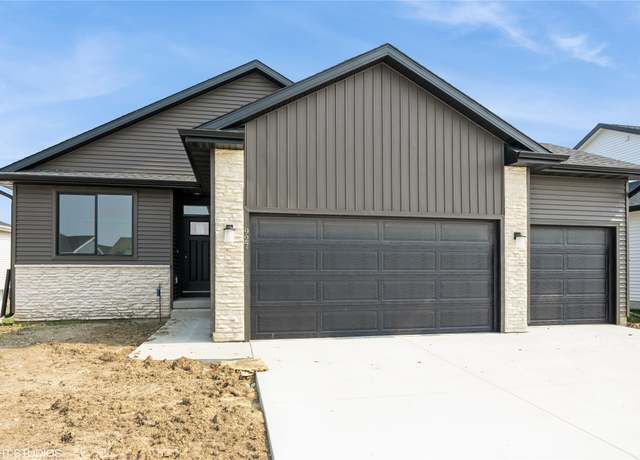 Property at 927 Spruce Ave, Norwalk, IA 50211, 4 beds, 3 baths