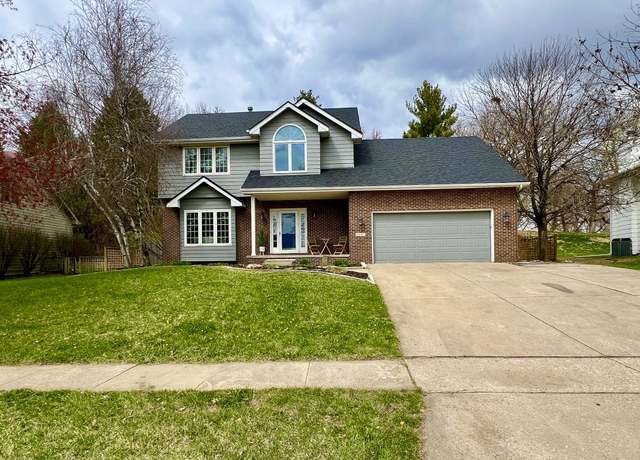 Property at 2501 Ridgewood Dr, West Des Moines, IA 50265, 4 beds, 2.5 baths
