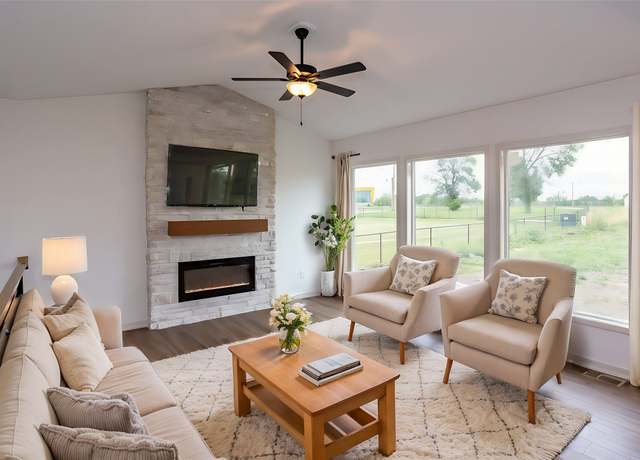 Property at 1411 6th St SE, Altoona, IA 50009, 5 beds, 3 baths