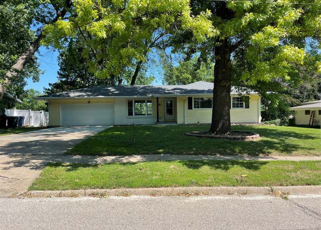 Property at 9109 Urbandale Ave, Urbandale, IA 50322, 3 beds, 2.5 baths