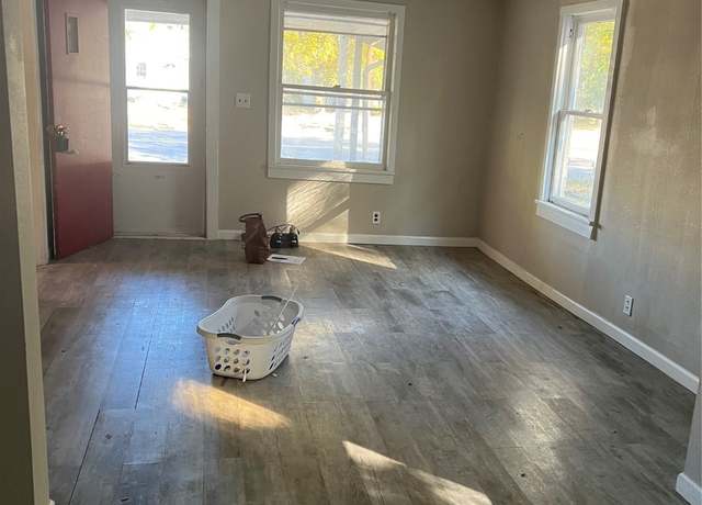 Property at 4044 2nd Ave, Des Moines, IA 50313, 2 beds, 1 bath