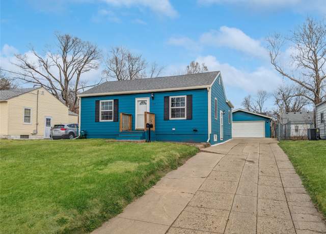 Property at 1729 Merle Hay Rd, Des Moines, IA 50310, 3 beds, 1 bath