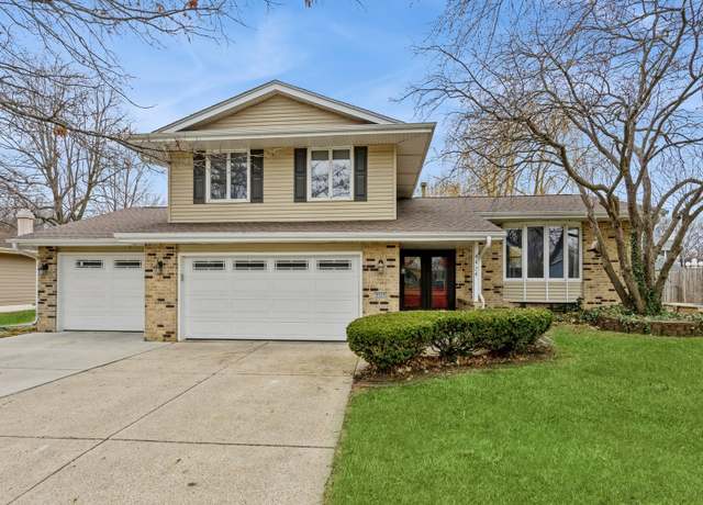 Property at 4424 73rd Pl, Urbandale, IA 50322, 3 beds, 2.5 baths
