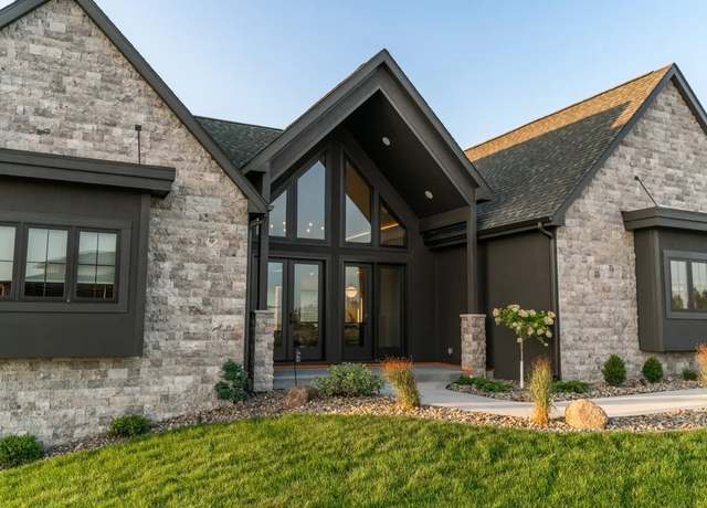 Property at 4735 Centennial Blvd, Urbandale, IA 50323, 4 beds, 4 baths