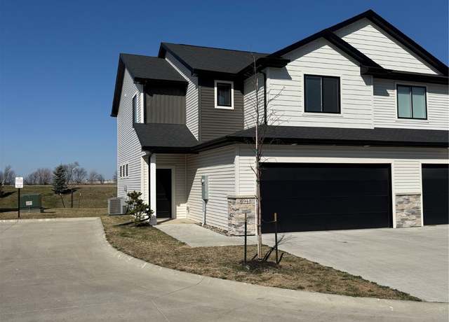Property at 6948 Holly Ct, Johnston, IA 50131, 3 beds, 2.5 baths