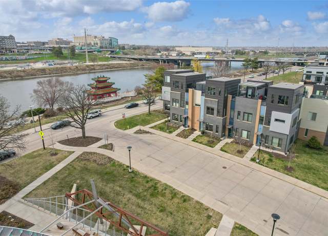 Property at 118 E Center St, Des Moines, IA 50309, 3 beds, 2.5 baths