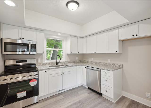Property at 329 E Creston Ave, Des Moines, IA 50315, 3 beds, 2 baths