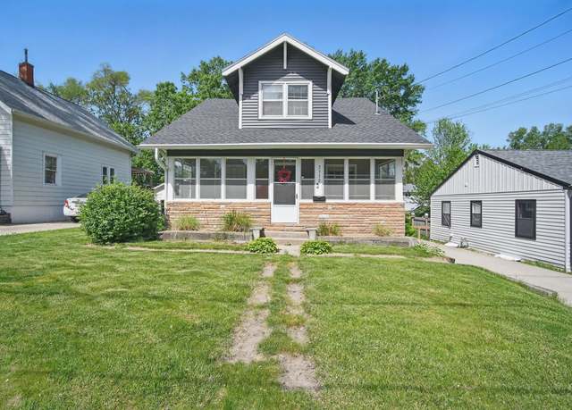 Property at 3712 SW 8th St, Des Moines, IA 50315, 3 beds, 2 baths