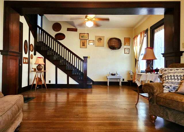 Property at 1439 E Walnut St, Des Moines, IA 50316, 4 beds, 1 bath