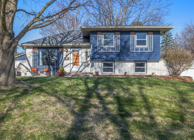 Property at 742 34th St, West Des Moines, IA 50265, 3 beds, 2 baths