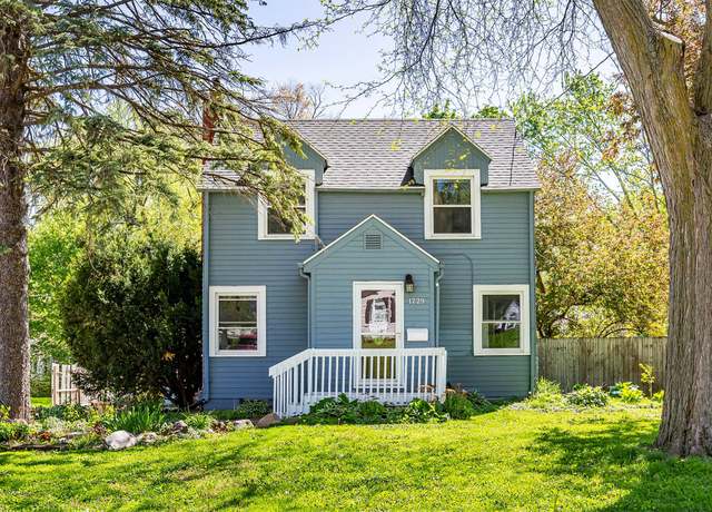 Property at 1729 45th St, Des Moines, IA 50310, 3 beds, 1 bath