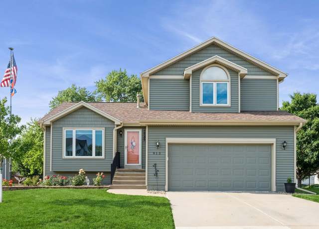 Property at 913 SE Dolan Dr, Grimes, IA 50111, 3 beds, 2.5 baths