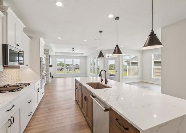 Property at 9057 Summit Ln, Johnston, IA 50131, 3 beds, 3 baths