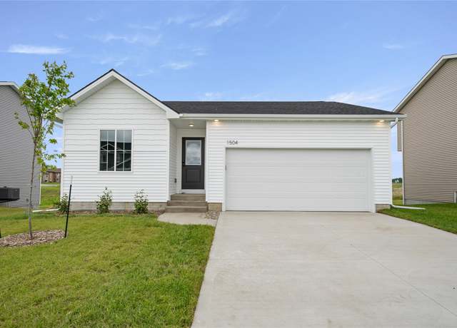 Property at 1504 E Girard Ave, Indianola, IA 50125, 3 beds, 2 baths