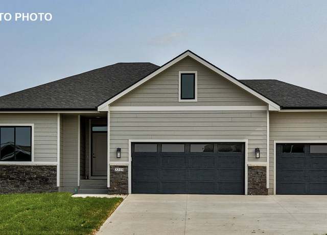 Property at 530 Walnut Dr, Huxley, IA 50124, 4 beds, 3 baths
