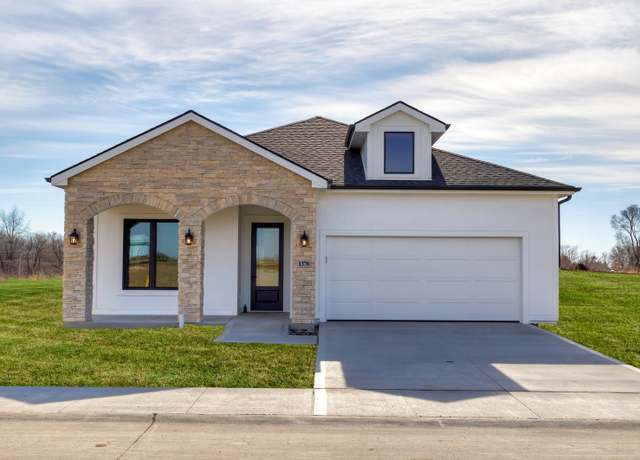 Property at 1370 SE Menlo Dr, Waukee, IA 50263, 3 beds, 2 baths