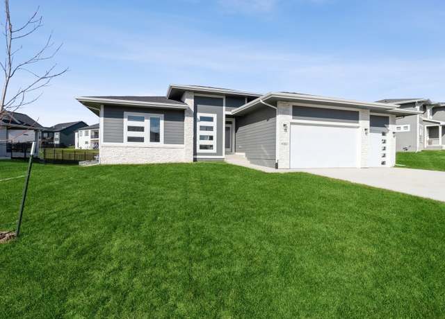 Property at 4052 NW 175th St, Clive, IA 50325, 5 beds