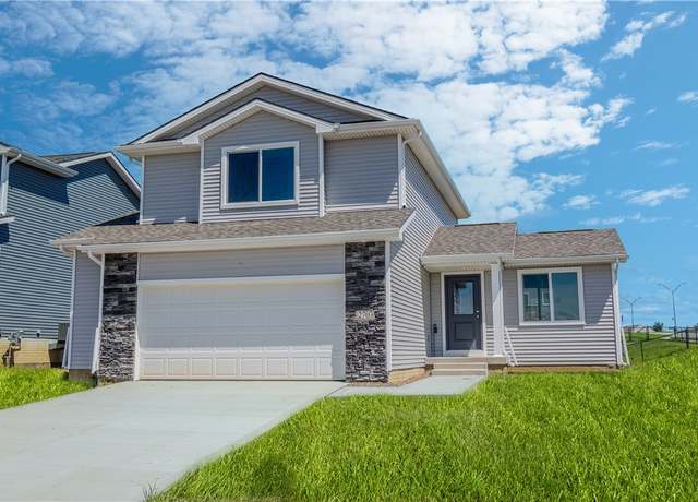Property at 2703 22nd St SW, Altoona, IA 50009, 3 beds, 2.5 baths