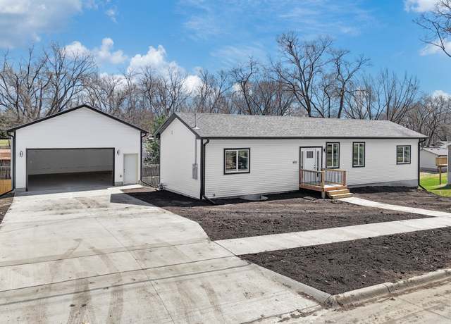 Property at 4813 SW 5th St, Des Moines, IA 50315, 4 beds, 3 baths