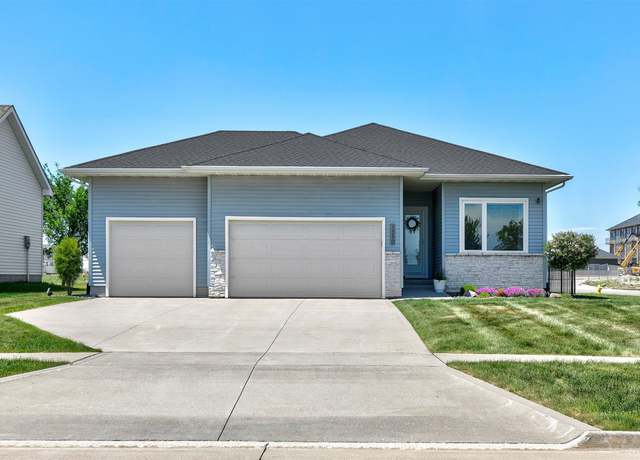Property at 1350 97th St, West Des Moines, IA 50266, 4 beds, 3 baths