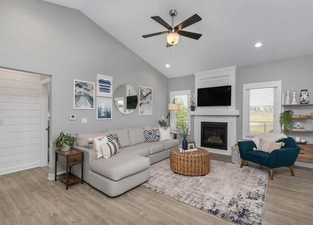 Property at 1350 97th St, West Des Moines, IA 50266, 4 beds, 3 baths