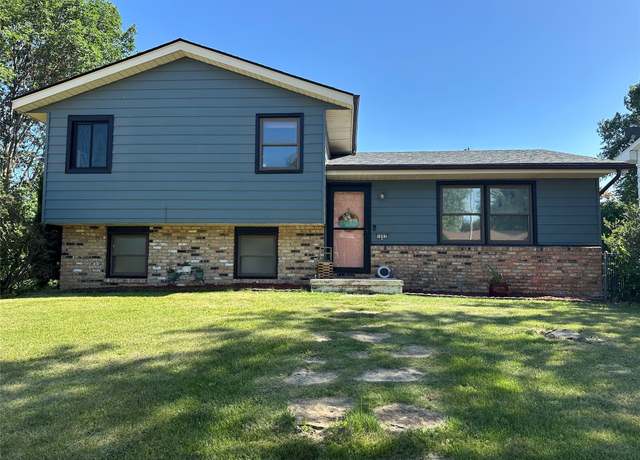 Property at 1002 3rd St SW, Altoona, IA 50009, 4 beds, 1.5 baths