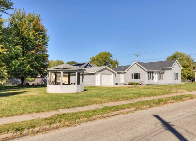 Property at 303 W 5th St S, Newton, IA 50208, 2 beds, 1 bath