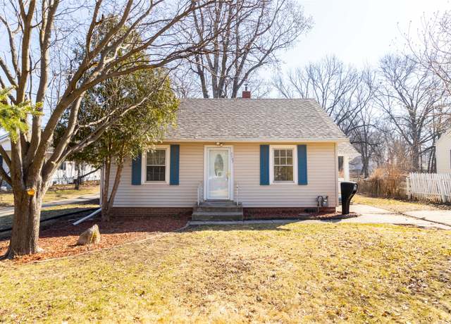 Property at 2407 53rd St, Des Moines, IA 50310, 3 beds, 1 bath