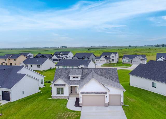 Property at 1395 NW Red Oak Dr, Waukee, IA 50263, 5 beds, 3 baths
