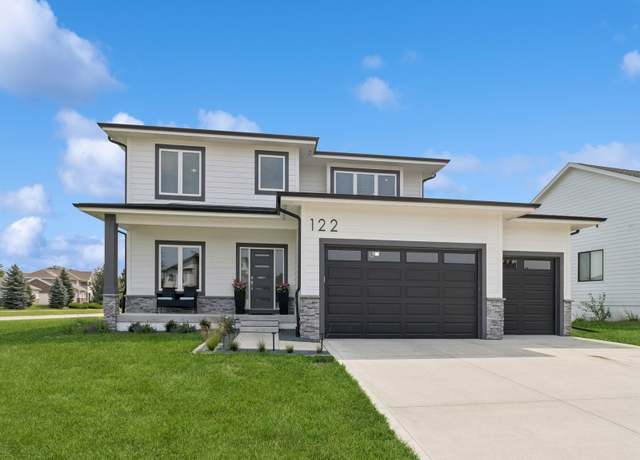 Property at 122 S 91st St, West Des Moines, IA 50266, 3 beds, 2.5 baths